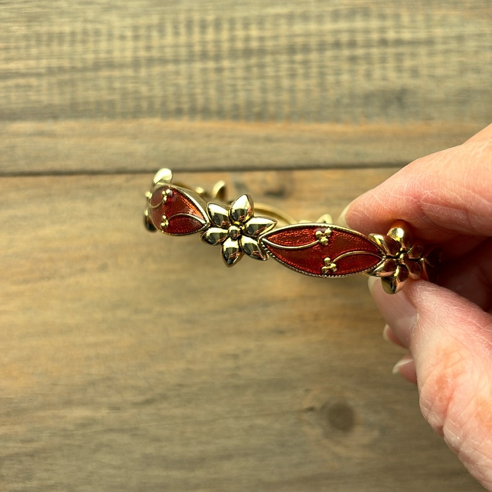 Poinsettia and gold tone stretch bracelet